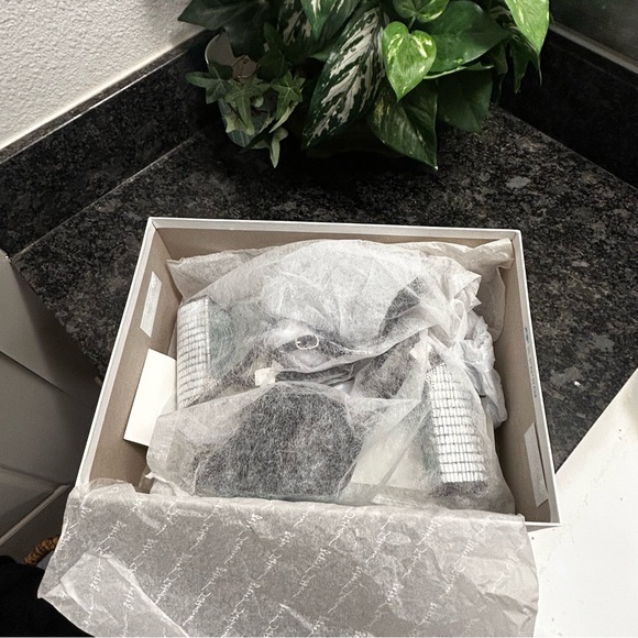 Betsey Johnson Black and White Bow Heels - Picture 7 of 7